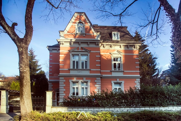 Szeroka zimowa panorama ośnieżonej góry w ośrodku narciarskim Kaltenbach Hochfugen Austriackie Alpy