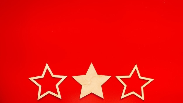 Zdjęcie szeroki baner czerwone tło z trzema drewnianymi gwiazdami u dołu z rzędu