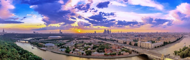 Zdjęcie szeroki kąt żywej panoramy rzeki moskiewskiej i centrum miasta pod dramatycznym chmurnym niebem