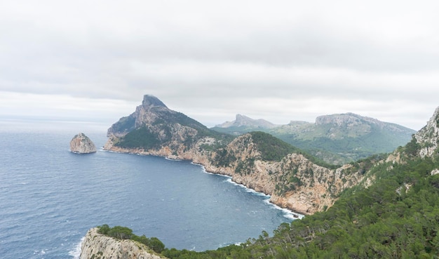 Szeroki widok na punkt widokowy Cape Formentor z zamazanymi turystami i wybrzeżem na Majorce