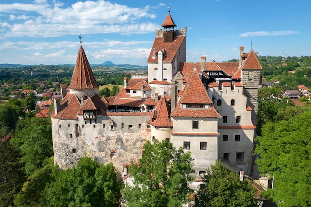 Szeroki widok z lotu ptaka na zamek Bran w Rumunii