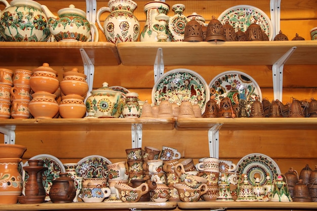 Szeroki wybór wyrobów ceramicznych na półce sklepu Produkty ceramiczne na sprzedaż Wyroby ceramiczne w sprzedaży