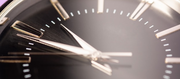 Szerokie ujęcie makro czarnego nowoczesnego zegarka pokazującego jakiś czas Pojęcie terminu terminu