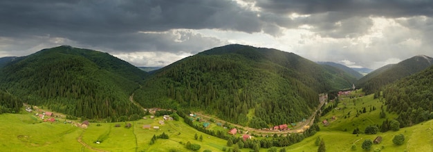 Szerokokątne ujęcie panoramiczne pięknych łąk, wzgórz i drzew na polanie Synevyrska obok jeziora Synevyr Majestatyczne i cudowne krajobrazy Karpat na Ukrainie