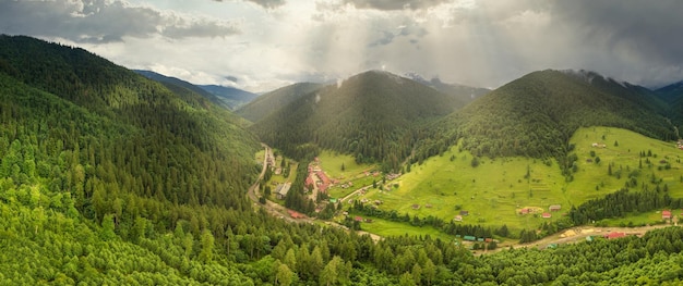 Szerokokątne ujęcie panoramiczne pięknych łąk, wzgórz i drzew na polanie Synevyrska obok jeziora Synevyr Majestatyczne i cudowne krajobrazy Karpat na Ukrainie