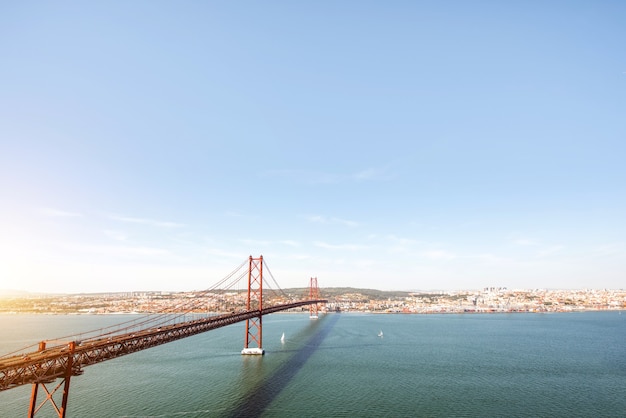 Szerokokątny widok na krajobraz na rzekę Tag i słynny most 25 kwietnia w mieście Lizbona, Portugalia