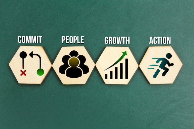 sześciokąty i ikony czterech kroków do osiągnięcia sukcesu, które są zaangażowane w wzrost i działanie ludzi