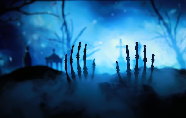 Szkielet Zombie Ręka Wznosząca Się Z Cmentarza - Halloween. Tajemnicze prognozy magicznej kuli i dym na ciemnej scenie. Wróżka, siła umysłu, koncepcja przewidywania. tajemnicze tło