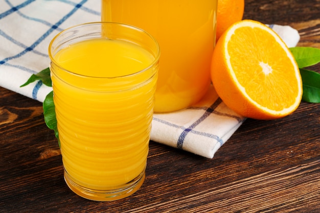 Szkła soki pomarańczowe na drewnianym stole