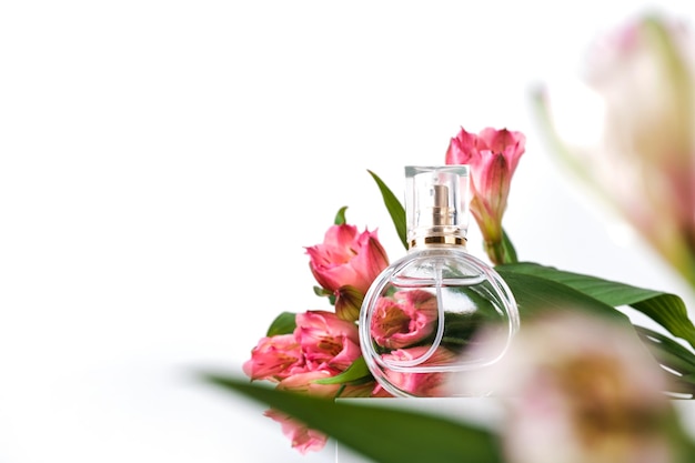 Szklana butelka perfum na białym podium Kwiatowy układ Minimalny styl makiety, miękki, niski kąt