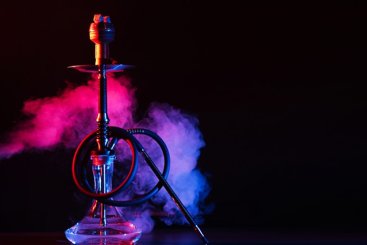 Zdjęcie szklana fajka wodna shisha z metalową misą na stole