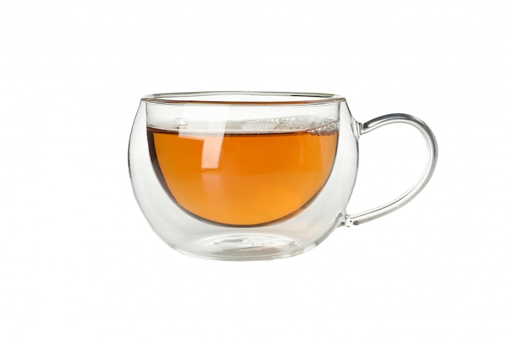 Zdjęcie szklana filiżanka odizolowywająca na bielu chamomile herbata