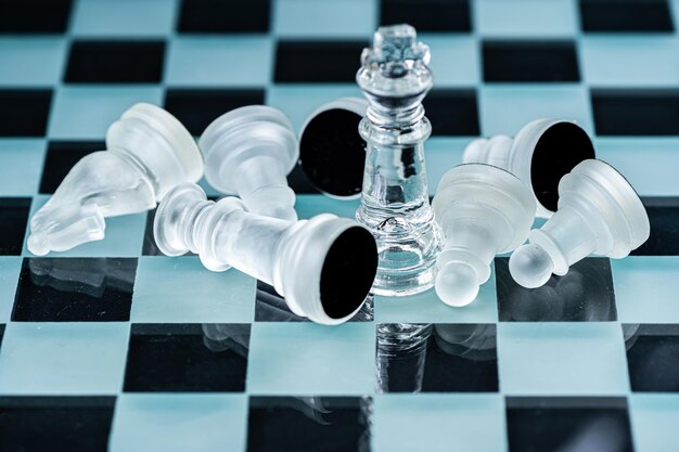 Szklana gra planszowa w szachy na czarnym tle selektywne skupienie się na koncepcji zwycięzcy króla