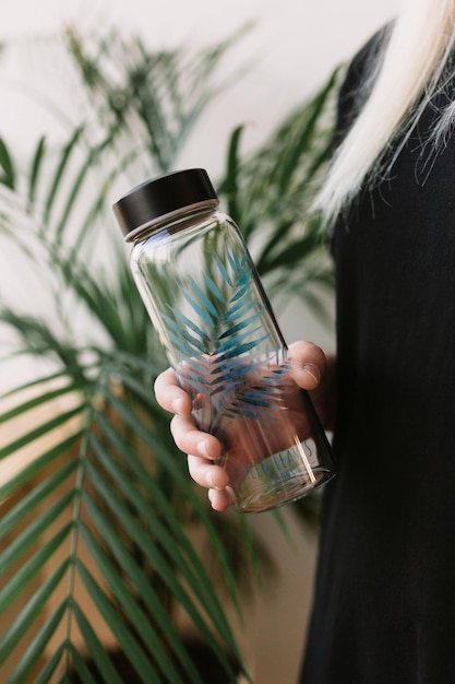 Szklane butelki na sok z lemoniady wodnej z liściem palmowym