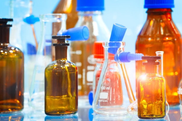 Szklane laboratoryjne probówki chemiczne z płynem do analitycznej medycznej koncepcji badań farmaceutycznych i naukowych