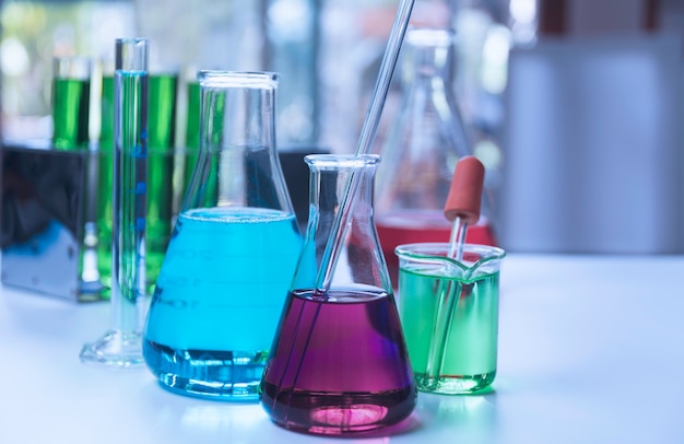 Szklane laboratoryjne probówki chemiczne z płynem do analizy