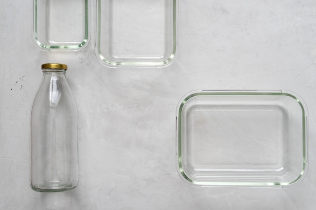 Szklane pojemniki i butelka, ekologiczne opakowanie produktu