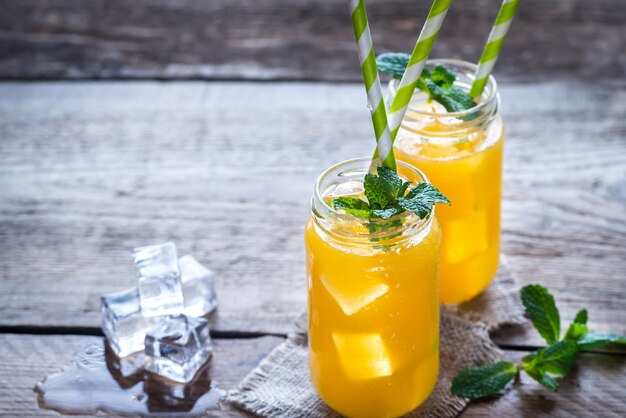 Szklane słoiki z sokiem z mango