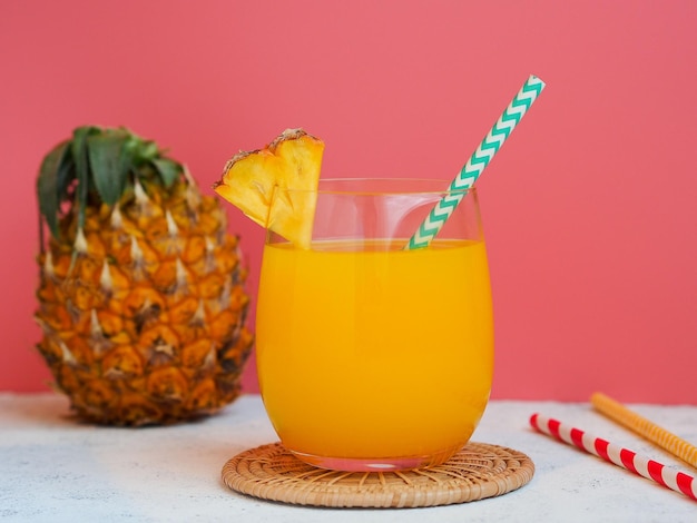 Szklanka do picia soku ananasowego do koncepcji letnich napojów