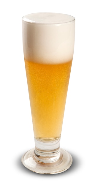 Zdjęcie szklanka do piwa z pianką na białej przestrzeni.
