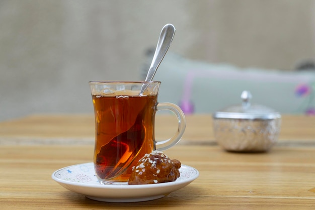 Zdjęcie szklanka herbaty z turecką lokmą.