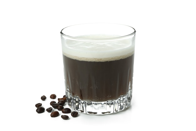 Szklanka irlandzkiej kawy na białym tle
