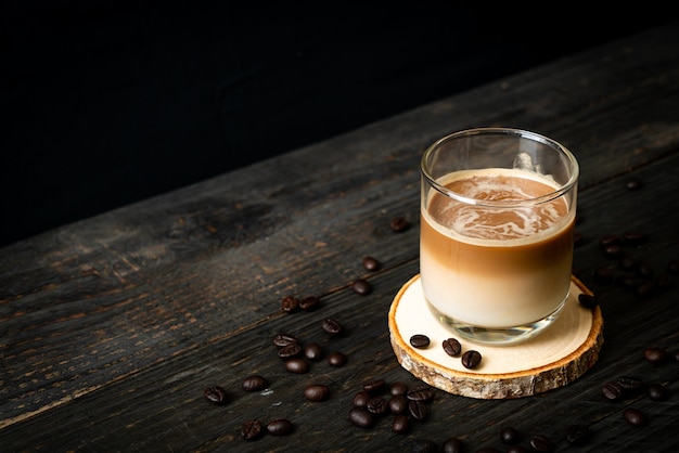 Szklanka Kawy Latte, Kawa Z Mlekiem Na Drewnianym Stole