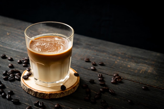 Zdjęcie szklanka kawy latte z mlekiem