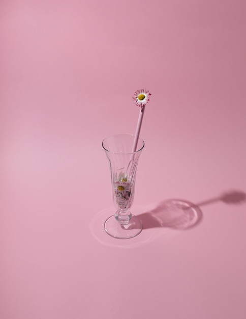 Szklanka koktajlowa z kwiatami margarit minimalistyczna kompozycja abstrakcyjna idea sztuki