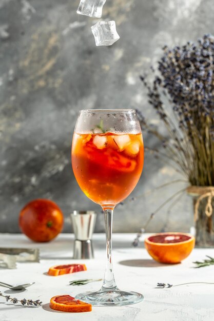 Szklanka Koktajlu Aperol Spritz Na Szarym Tle Włoski Koktajl Z Krwawymi Pomarańczami