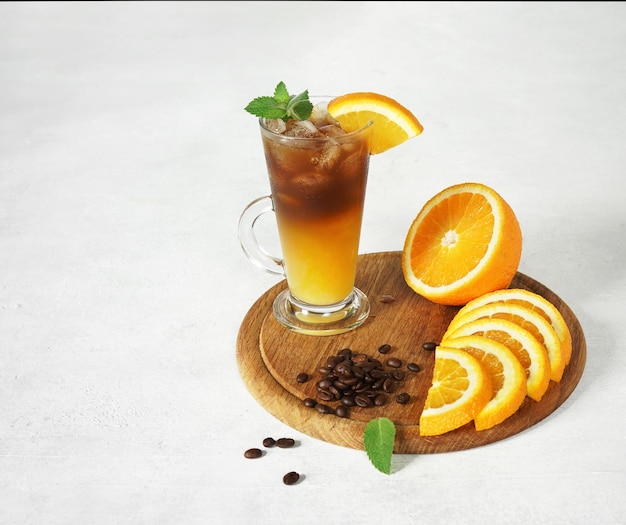 Szklanka kolorowego koktajlu trzmiela lub szalonej pszczoły z sokiem pomarańczowym i kawą espresso