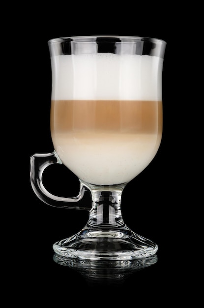Szklanka latte macchiato na czarnym tle