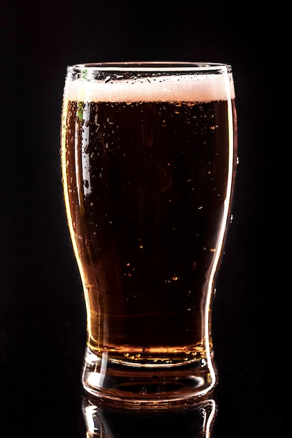 Szklanka lekkiego piwa. Pełny kieliszek piwa typu lager, zbliżenie