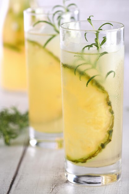 Szklanka lemoniady z ananasem