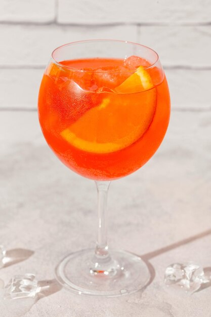 Szklanka lodowatego koktajlu Aperol Spritz