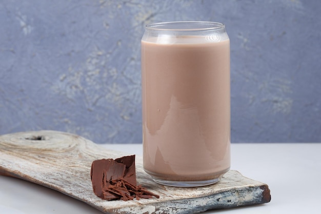 Zdjęcie szklanka mleka czekoladowego na stole, miejsce na tekst