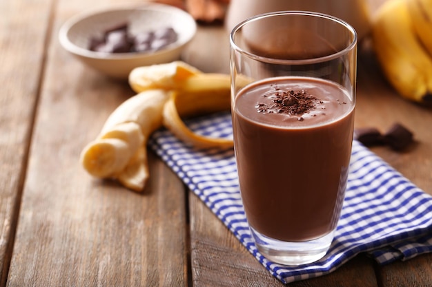 Zdjęcie szklanka mleka czekoladowego na zbliżenie stołu