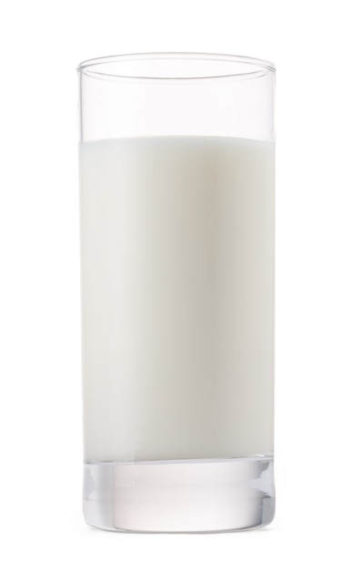 Szklanka mleka na białym tle z bliska