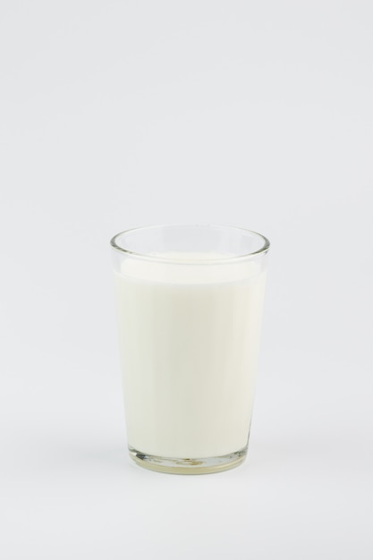 Szklanka mleka na białym tle