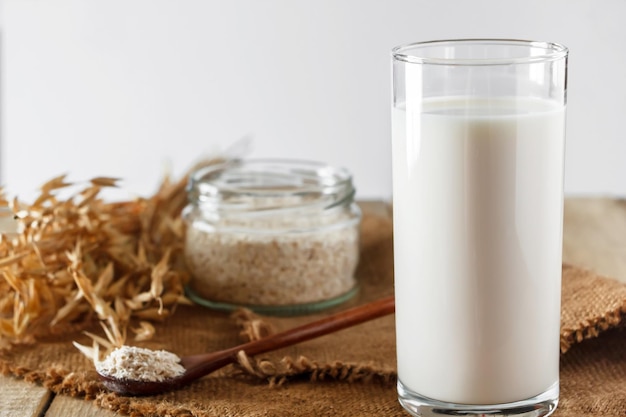 Szklanka mleka owsianego na białym tle Mleko dietetyczne bez laktozy