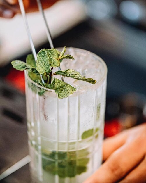 Szklanka mojito ze słomką