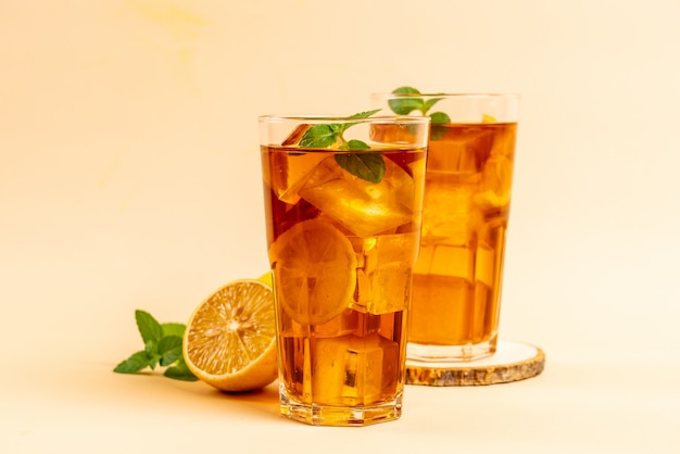 Zdjęcie szklanka mrożonej herbaty cytrynowej