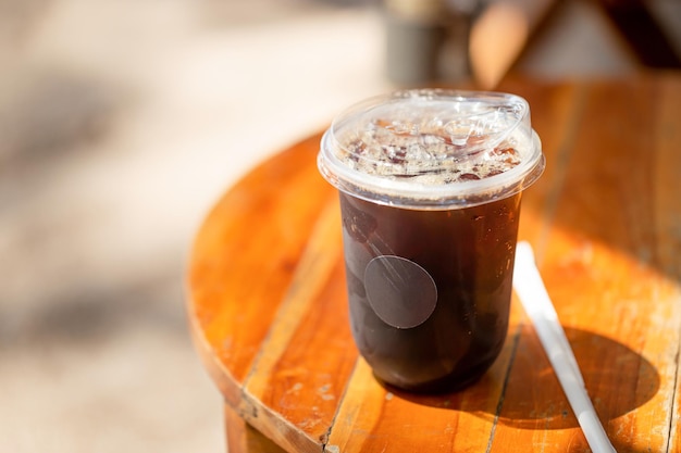 Szklanka mrożonej kawy americano na drewnianym stole