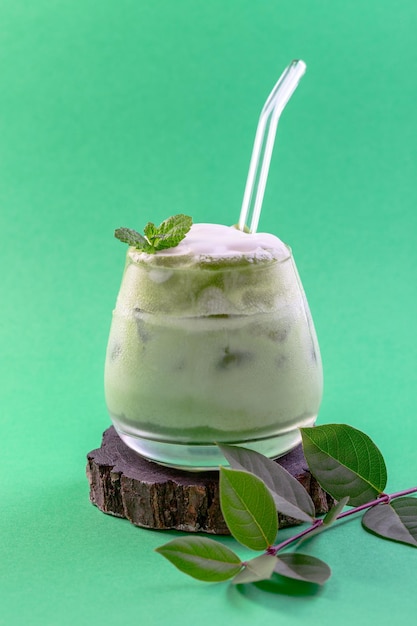 Szklanka mrożonej zielonej matcha latte