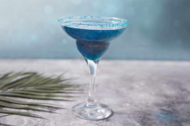 Szklanka Niebieskiego Koktajlu Z Liściem Palmowym