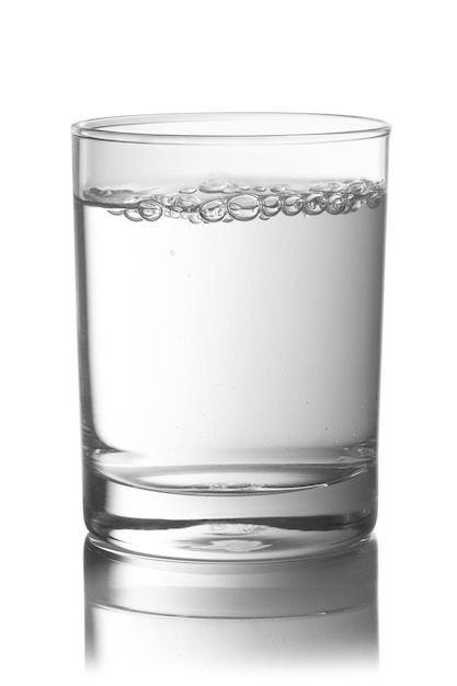 Szklanka pełna z wodą na białym