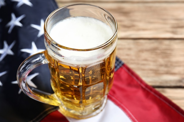 Szklanka piwa i amerykańską flagę na stole
