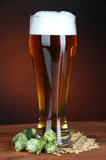 Zdjęcie szklanka piwa i chmielu na drewnianym stole