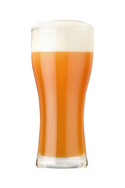 Zdjęcie szklanka piwa pszenicznego z gęstą pianą i bąbelkami na białym tle