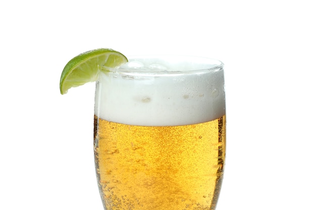Szklanka piwa z wapnem na białym tle